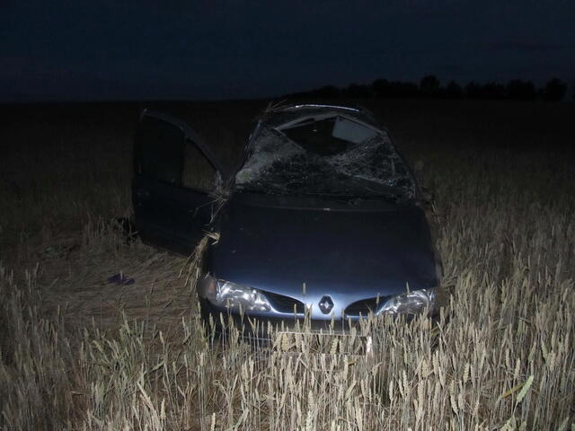 Под Несвижем пьяный водитель опрокинул в кювет Renault: один человек погиб, один в реанимации