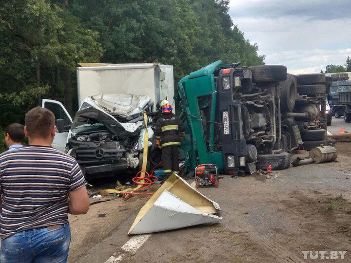 В Пуховичском районе фура раздавила кабину грузовика: один человек погиб
