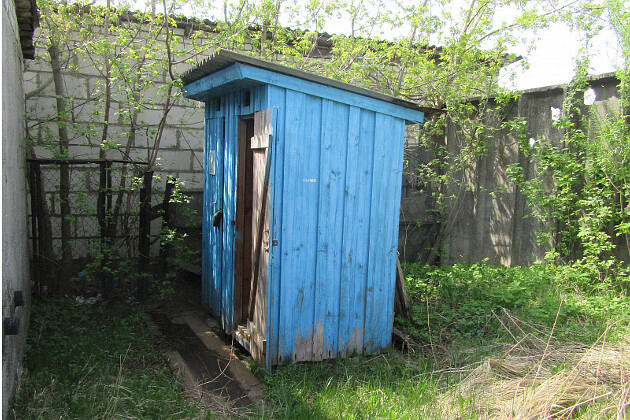 В Слуцке судебные исполнители продают с аукциона конфискованный деревянный туалет на два посадочных места