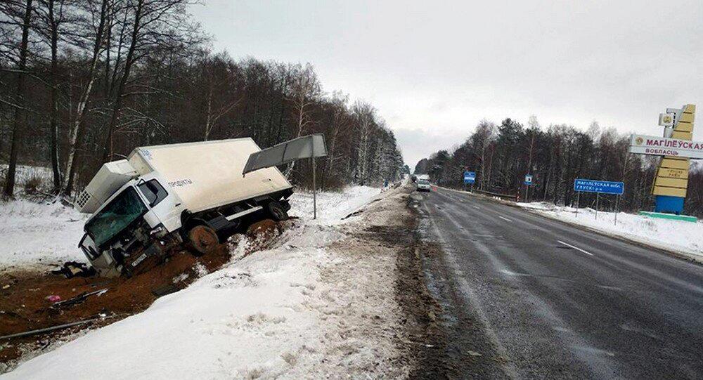 В Стародорожском районе водитель грузовика погиб в результате ДТП